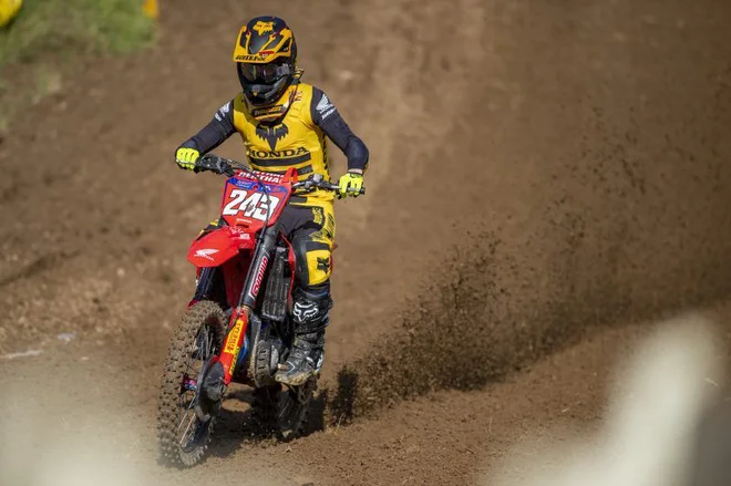 L'équipe Gajser a couru dans une combinaison de couleurs différente.  PHOTO : Course Honda