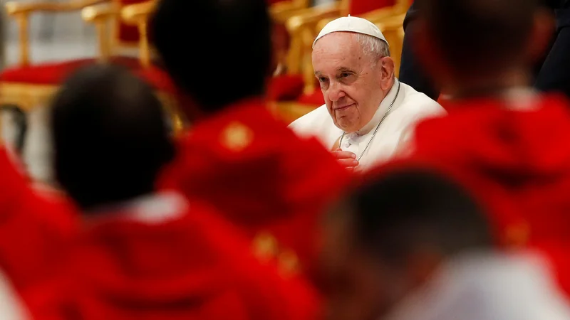 Fotografija: Papež Frančišek je 19. marca, na praznik svetega Jožefa, nepričakovano objavil novo apostolsko konstitucijo, naslovljeno Praedicate evangelium, Razglašajte evangelij. FOTO: Remo Casilli/Reuters
