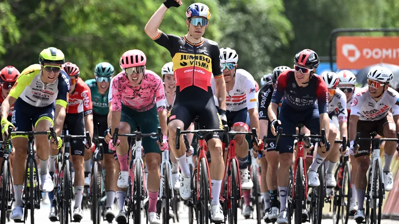 Fotografija: Wout Van Aert proslavlja v cilju 192 km dolge etape med mestoma La Voulte-sur-Rhone in Beauchastel. FOTO: Marco Bertorello/AFP