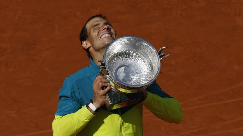 Fotografija: Rafael Nadal s trofejo, ki bi jo počasi že lahko preimenovali v pokal Rafaela Nadala. FOTO: Gonzalo Fuentes/Reuters