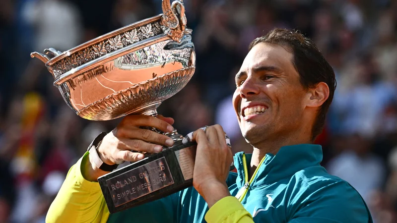 Fotografija: Rafael Nadal se je zadnjega pokala muštetirjev veselil še bolj kot prvega. FOTO: Anne-christine Poujoulat/AFP