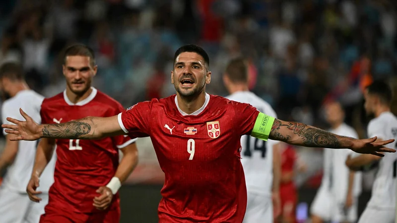 Fotografija: Aleksandar Mitrović je popeljal Srbijo v vodstvo z 1:0. FOTO: Andrej Isaković/AFP
