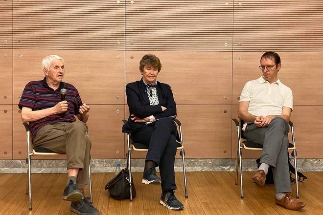 Rudi Jakovac, Cvetka Pavlina Likar in dr. Rok Berlot so sodelovali na okrogli mizi Demenca pri parkinsonovi bolezni in drugih motnjah gibanja. Foto Simona Fajfar

