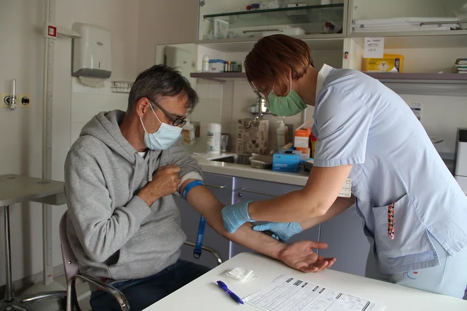 S sodobnimi presejalnimi teksti bodo poiskali tiste paciente, na katere bo vplivalo zdravilo memantin. FOTO: Simona Fajfar/Delo
