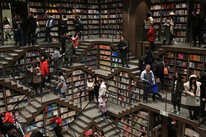 Amazon umika knjigarne z e-knjigami za kindle po skoraj desetih letih na kitajskem knjižnem trgu. FOTO: China Stringer Network Reuters