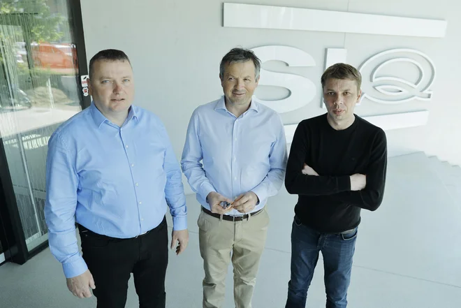 Prednosti SIQ so znanje, celovite rešitve in partnerski odnos, saj ne želijo konkurirati prvenstveno samo s ceno storitve, pravijo Marjan Mak, Matej Žontar in Tibor Kokelj iz SIQ Ljubljana. FOTO: Jože Suhadolnik/Delo
