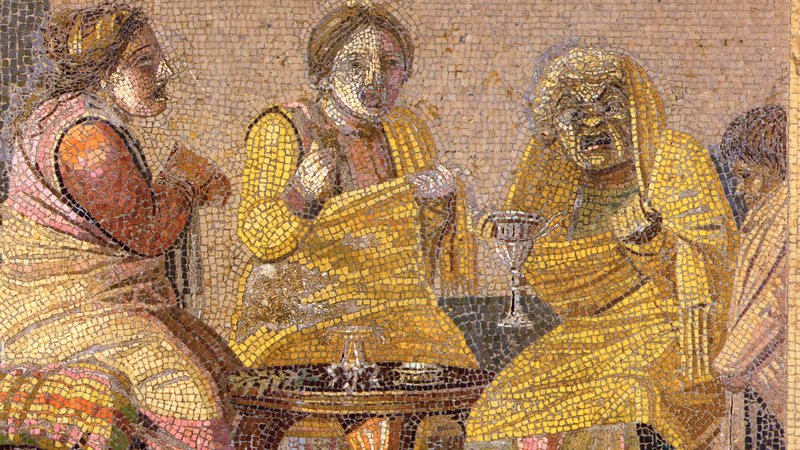 Fotografija: Motiv na mozaiku iz Ciceronove vile v Pompejih, ki ga hrani Nacionalni arheološki muzej v Neaplju, so v preteklosti razlagali kot obisk dveh mlajših žensk pri čarovnici ali vedeževalki. FOTO: Promocijsko gradivo
