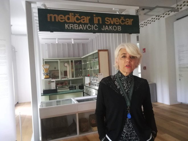 Kustodinja Tanja Roženbergar je želela z razstavo poudariti arhitektov pretanjeni in poglobljeni odnos do rokodelstva. FOTO: Simona Bandur

