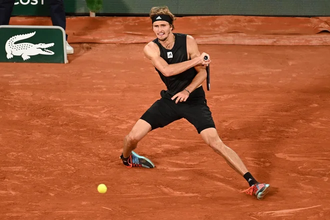 Alexander Zverev se je tri ure odlično upiral Rafaelu Nadalu v polfinalu Roland Garrosa. V 12. igri drugega niza si je zvil gleženj in v velikih bolečinah zapustil igrišče na vozičku. Vrnil se je na berglah in predal obračun. Nadala čaka Casper Ruud. Foto: Tomas Stevens /Afp
