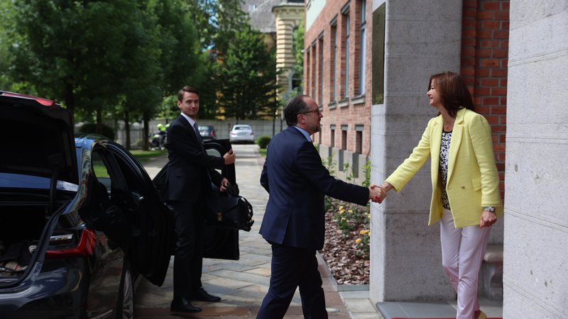 Fotografija: Vodjo avstrijske diplomacije Alexandra Schallenberga je v Ljubljani sprejela zunanja ministrica Tanja Fajon. FOTO: Črt Piksi/Delo
