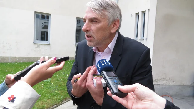 Obtožnica je Voduška bremenila, da je junija 2012 skupaj s Stanislavom Gabercem zato, da bi drugemu pridobil protipravno premoženjsko korist, prek direktorja Uniorjevega hčerinskega podjetja Rhydcon Vinka Stiplovška poskušal s pridobljenimi obremenilnimi dokumenti izsiljevati takratnega direktorja Uniorja Gorazda Korošca. FOTO: Mateja Kotnik/Delo