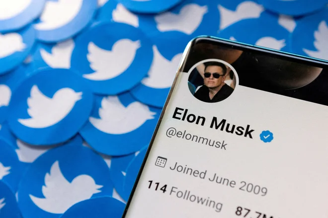 Profil Elona Muska na Twitterju. FOTO: Dado Ruvic/Reuters
