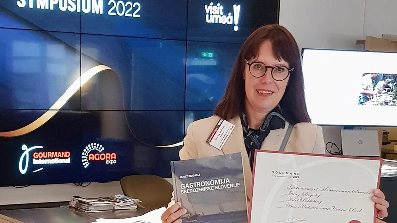 Fotografija: Nagradi za knjige Janeza Bogataja je prevzela direktorica založbe Maja Jug Hartman. Foto Osebni Arhiv