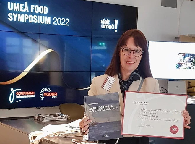 Nagradi za knjige Janeza Bogataja je prevzela direktorica založbe Maja Jug Hartman. Foto Osebni Arhiv

