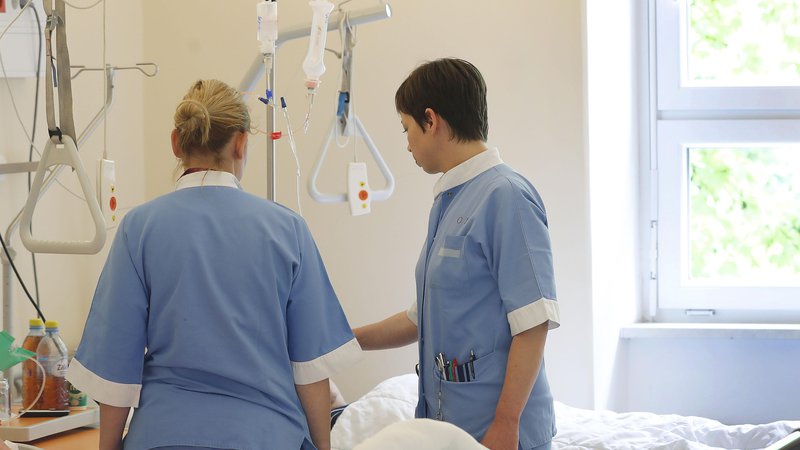 Fotografija: Medicinskim sestram je treba zagotoviti več samostojnosti ter jih bolje vključiti v procese odločanja v bolnišnicah, je ena od ugotovitev raziskave RN4CAST. FOTO: Leon Vidic/Delo
