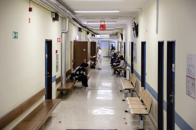 Način, kako lahko prej pridemo do zdravniške obravnave in se umaknemo iz čakalnih vrst v javnem zdravstvenem sistemu, je tudi dodatno zdravstveno zavarovanje. FOTO: Črt Piksi/Delo

