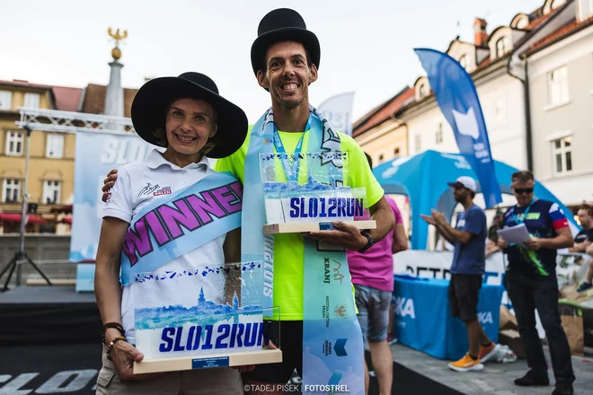 Zmagovalca 12 urnega teka v Kranju, Poljakinja Patrycja Bereznowska in Slovenec Uroš Srnec. FOTO: Tadej Pišek 