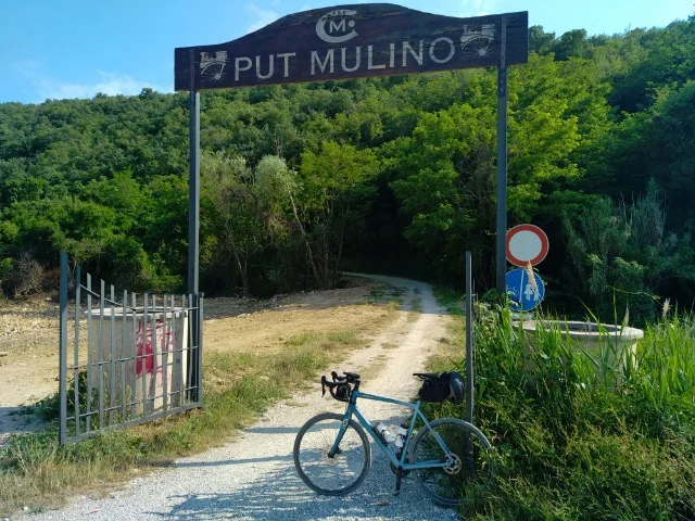 Parenzana kmalu po mejnem prehodu v Sečovljah. FOTO: Miroslav Cvjetičanin 
