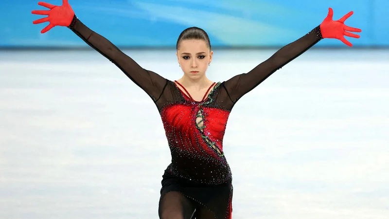 Fotografija: Petnajstletna ruska umetonostna drsalka Kamila Valieva je na letošnjih zimskih olimpijskih igrah v Pekingu dvigovala prah, zaradi česar so dvignili starostno mejo za nastop v članski konkurenci. FOTO: Phil Noble/Reuters