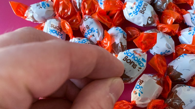 Fotografija: Čokoladni izdelki znamke Kinder, ki so povzročili zastrupitev s salmonelo, so bili proizvedeni v Belgiji, distribuirani pa v 84 držav. FOTO: Riccardo Milani/Hans Lucas
