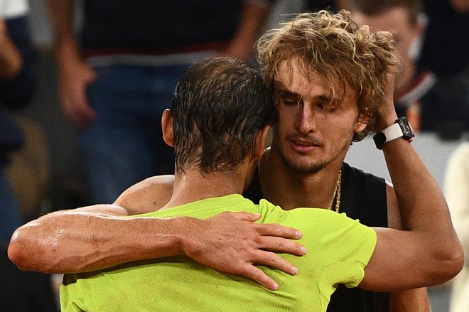 Alexander Zverev in Rafael Nadal sta se objela, ko je bilo jasno, da dvoboja Nemec ne bo mogel nadaljevati. FOTO: Christophe Archambault/AFP
