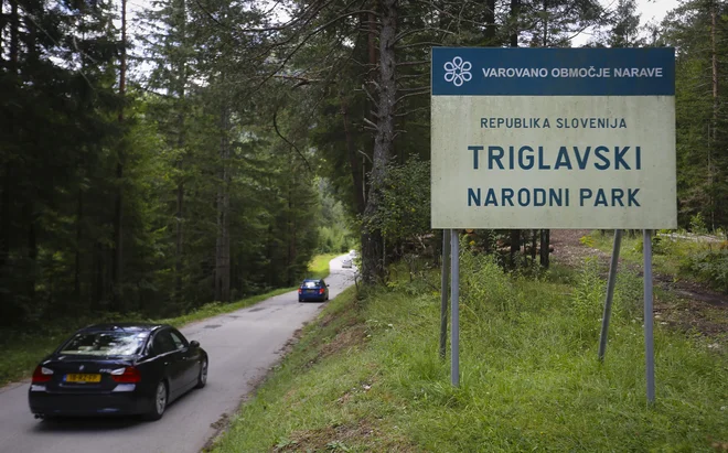 V javnem zavodu TNP obiskovalce našega edinega narodnega parka spodbujajo k uporabi javnih prevoznih sredstev. FOTO: Jože Suhadolnik/Delo
