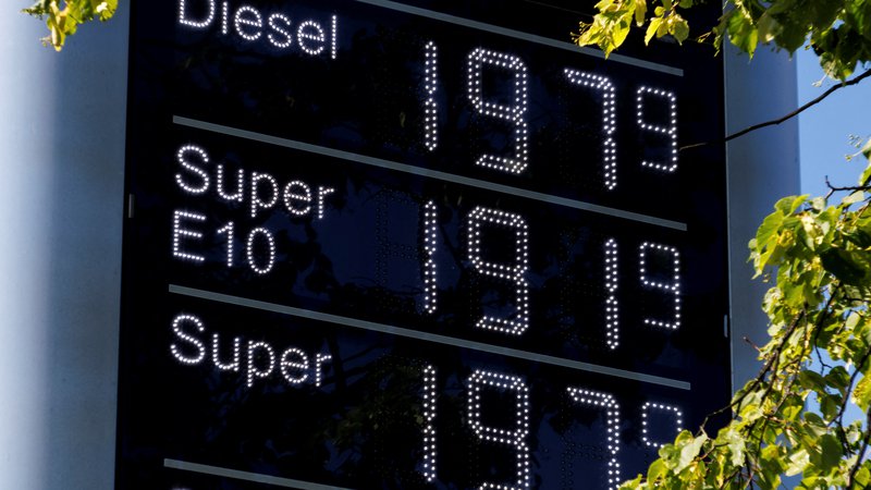 Fotografija: Cene pogonskih goriv v Nemčiji so se ob znižanju trošarin znižale le za nekaj dni, nato pa znova poskočile na ravni pred znižanjem trošarin. Razprava o obdavčitvi previsokih dobičkov je zato vse glasnejša. FOTO: Lukas Barth/REUTERS
