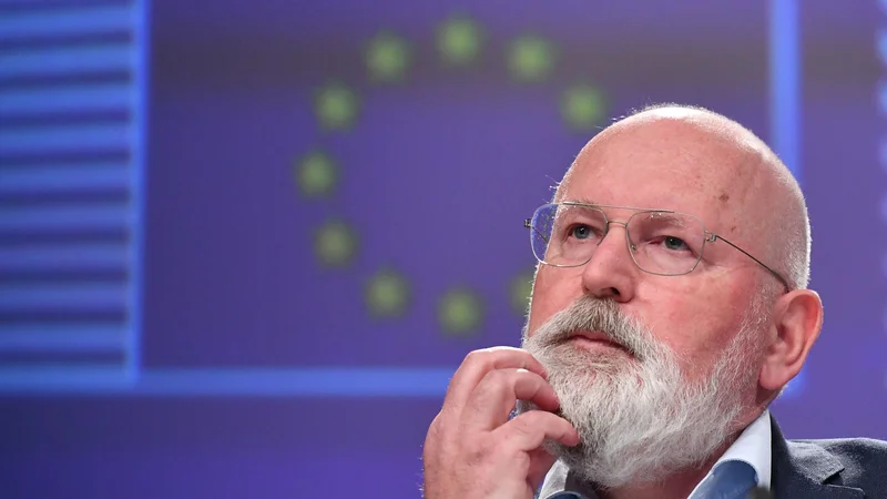 Fotografija: Izvršni podpredsednik EU za zeleni prehod Frans Timmermans je dejal poslancem, da bi morali v EU pri avtomobilih staviti na ničelne izpuste že leta 2035, saj bodo sicer v senci tekmecev iz Kitajske in ZDA. FOTO: John Thys/AFP