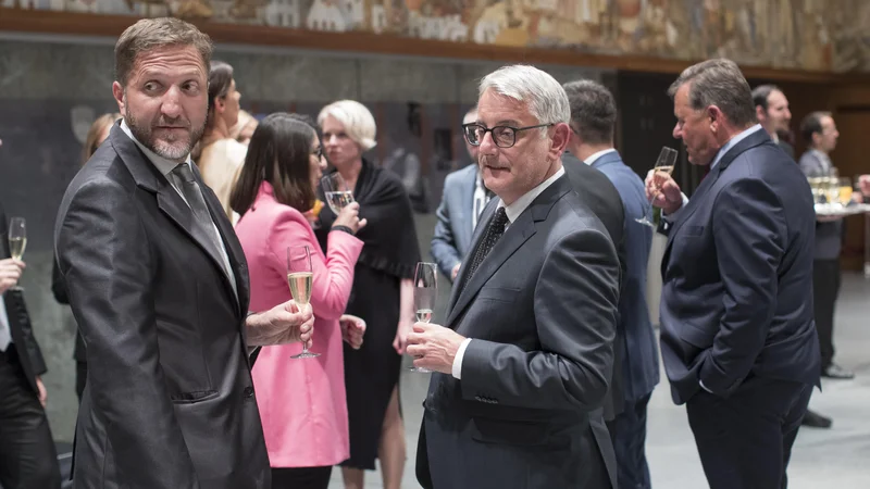 Fotografija: V primankljaju petih mesecih ni vpisano povačilo škode naftnim trgovcem, ki jo bo moral plačati novi finančni minister Klemen Boštjančič (na sliki levo). FOTO: Jure Eržen/Delo