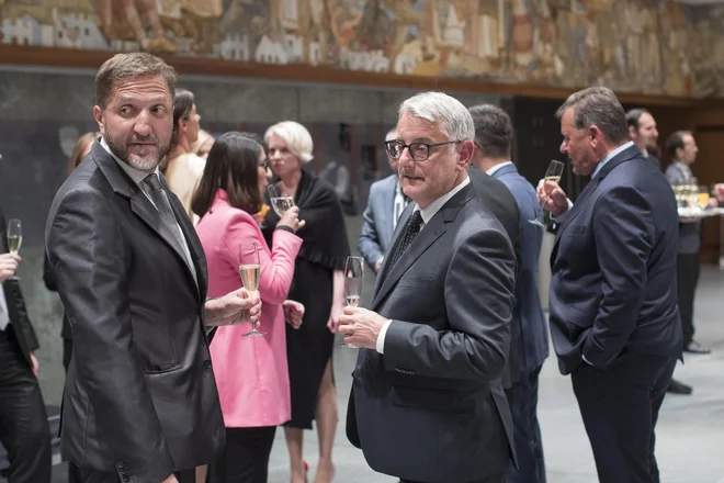 V primankljaju petih mesecih ni vpisano povačilo škode naftnim trgovcem, ki jo bo moral plačati novi finančni minister Klemen Boštjančič (na sliki levo). FOTO: Jure Eržen/Delo