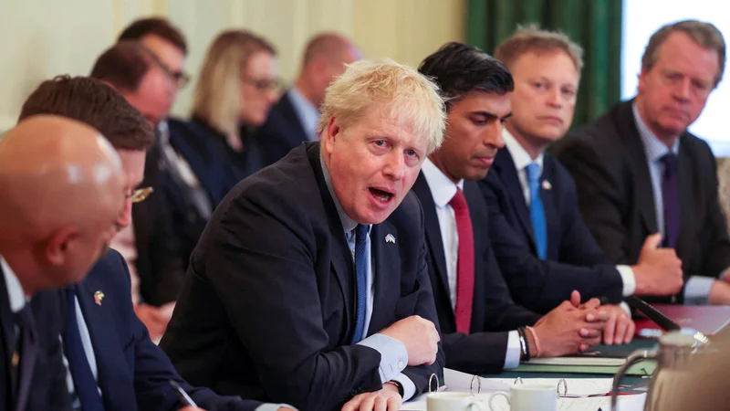Fotografija: Britanski premier Boris Johnson med prvim zasedanjem vladnega kabineta po glasovanju o nezaupnici. Foto: Ian Vogler/Reuters