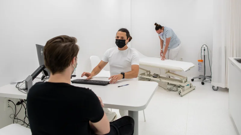 Fotografija: Na primarju predlagajo razbremenitve zdravstvenih delavcev vseh tistih del, za katera ni zahtevana diploma ali specializacija. FOTO: Igor Modic