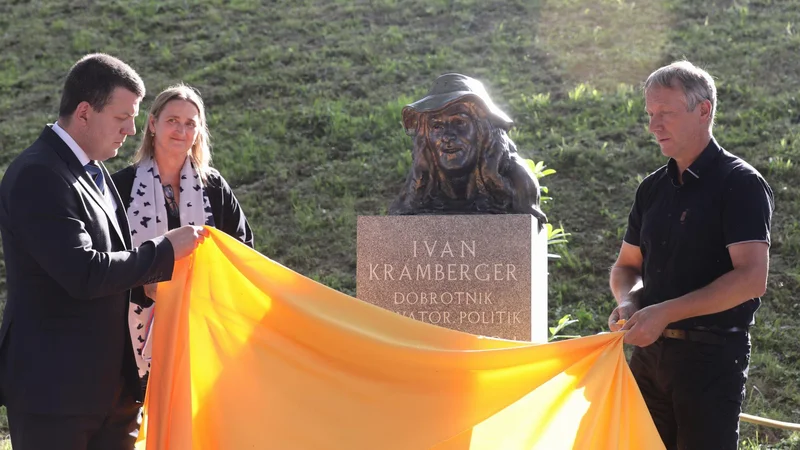 Fotografija: V Aleji velikih v Gornji Radgoni so včeraj odkrili v bron vliti doprsni kip Ivana Krambergerja. Slavnostna govornika sta bila Maja Weiss in Ivan Kramberger ml. (levo) FOTO: Marko Pigac
