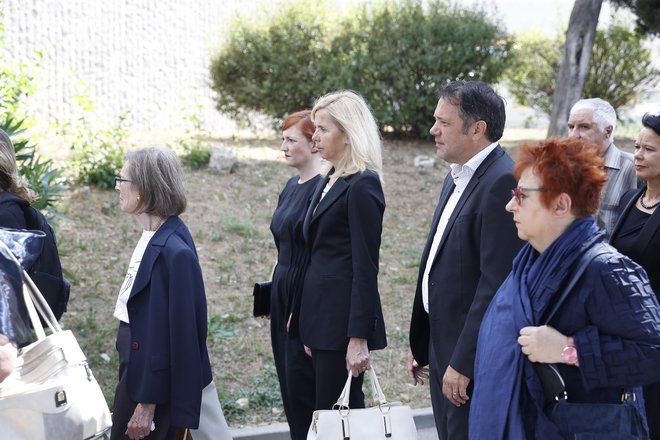 Pogreba so se udeležili tudi tudi italijanska senatorka Tatjana Rojc (v ospredju prva z desne), poleg nje so v isti vrsti Matej Arčon, minister za Slovence v sosednjih državah in po svetu, notranja ministrica Tatjana Bobnar in kulturna ministrica Asta Vrečko. FOTO: Leon Vidic
