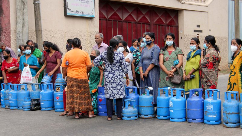 Fotografija: Protestniki so v Kolombu opozorili na pomanjkanje pogonskih goriv in plina. FOTO: AFP
