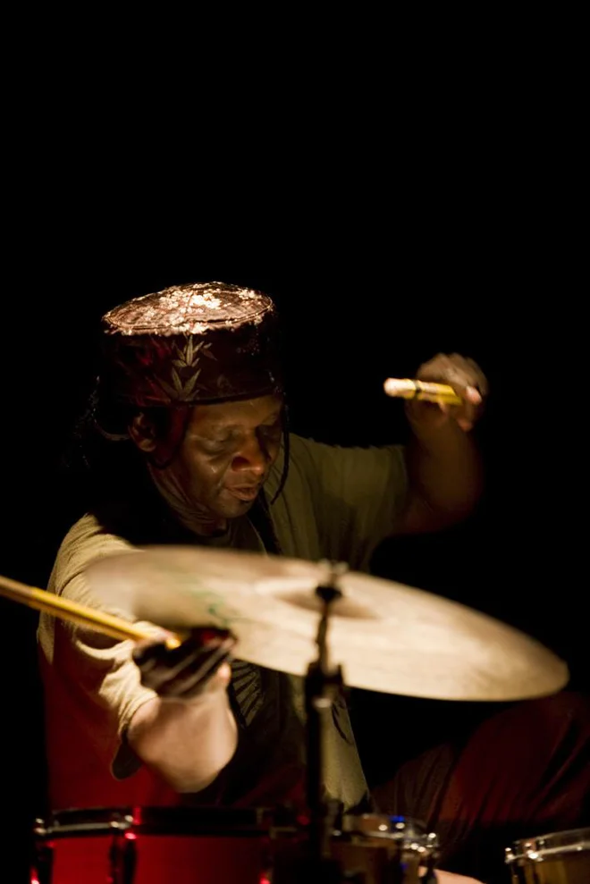 Tako kot splezamo na hrib in pod sabo vidimo veliko več, se moramo povzpeti tudi na vrhove svoje zavesti in uma, pravi Hamid Drake. FOTO: Roberto Masotti
