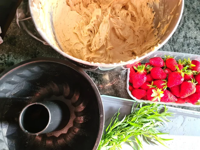 Poletov recept: Kolač s pehtrnom in jagodami. FOTO: Tanja Drinovec/Delo
