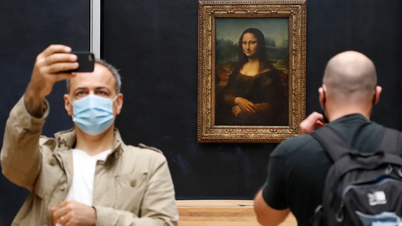 Fotografija: Afera je obsežna, mednarodna, saj preiskujejo izvor petih dragocenosti, ki so jih pred leti kupili in so na ogled v izpostavi muzeja Louvre v Abu Dabiju. FOTO: Francois Guillot/AFP
