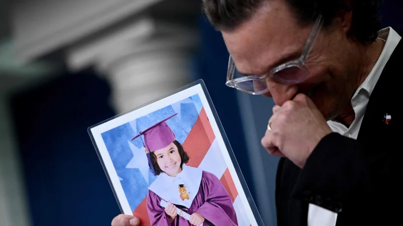 Fotografija: Ameriški igralec Matthew McConaughey drži fotografijo Alithie Ramirez, 10-letne učenke, ki je bila ena od ubitih v množičnem streljanju na osnovni šoli Robb, medtem ko govori med dnevnim poročanjem za javnost v Beli hiši. McConaughey, doma iz Uvaldeja v Teksasu, se je po množičnem streljanju na osnovni šoli sestal s senatorji, da bi razpravljal o reformi nadzora nad orožjem. Foto: Brendan Smialowski Afp