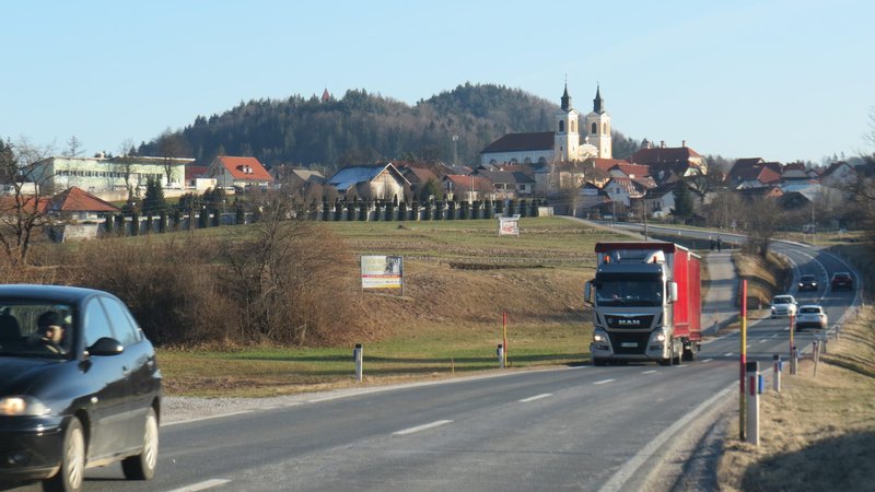Fotografija: Glavna cestna prometnica bo še dolgo speljana skozi Velike Lašče. FOTO: Bojan Rajšek/Delo
