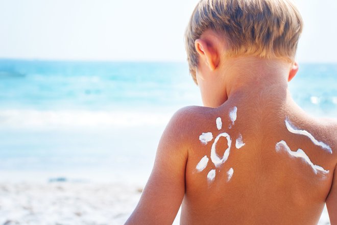 Veliko pa lahko za zdravje kože naredi vsak sam, da se izogne tveganju za nastanek raka, in sicer z uporabo sredstev za zaščito z ustreznim faktorjem, izogibanjem soncu, ko je to najmočnejše, zaščito s sončnimi očali, oblačili in pokrivalom ter z zadostno količino popite vode in ustrezno prehrano. FOTO: Shutterstock
