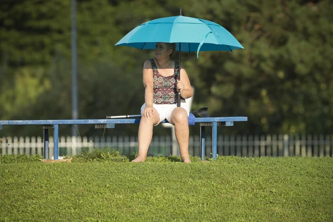 Sonce je najbolj škodljivo, ko so žarki najmočnejši. FOTO: Jure Eržen/Delo
