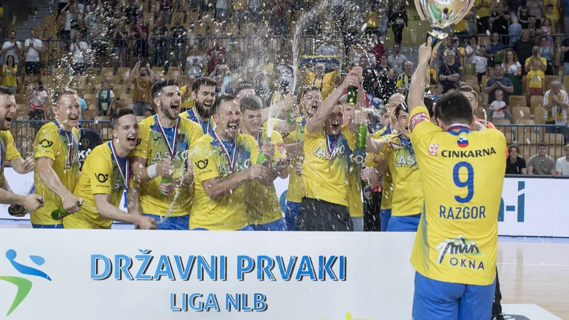 Fotografija: David Razgor je konec maja še enkrat dvignil pokal za naslov državnega prvaka. FOTO: Jure Eržen