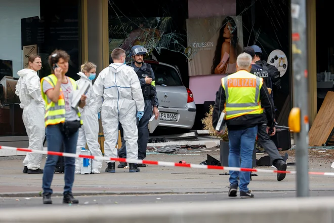 Policija za zdaj še ne ve, ali je šlo za namerno dejanje ali prometno nesrečo. FOTO: Michele Tantussi/Reuters
