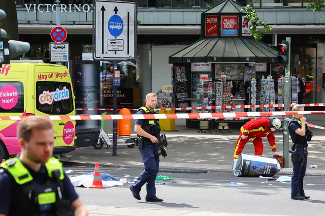 Nesreča se je zgodila na Tauentzienstrasse, ulici v bližini znamenite spominske cerkve cesarja Viljema v zahodnem središču mesta. FOTO: Fabrizio Bensch/Reuters
