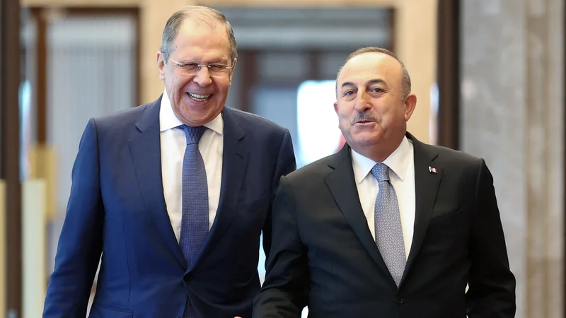 Fotografija: Ruski zunanji minister Sergej Lavrov in njegov turški gostitelj Mevlüt Çavuşoğlu sta v Ankari iskala rešitve za deblokado črnomorskih pristanišč. FOTO: Adem Altan/AFP