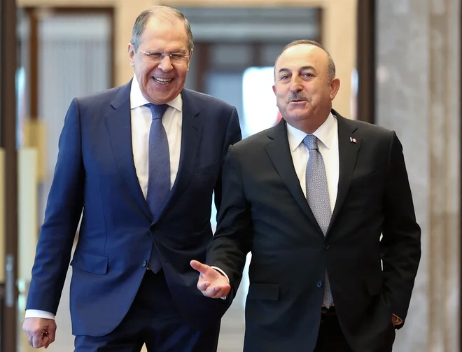Ruski zunanji minister Sergej Lavrov in njegov turški gostitelj Mevlüt Çavuşoğlu sta v Ankari iskala rešitve za deblokado črnomorskih pristanišč. FOTO: Adem Altan/AFP