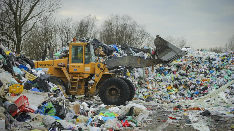 Fotografija: Javni interes ni v kupih odpadne embalaže, požarih in interventnih zakonih, pravijo na zbornici komunalnega gospodarstva. FOTO: Jože Suhadolnik/Delo