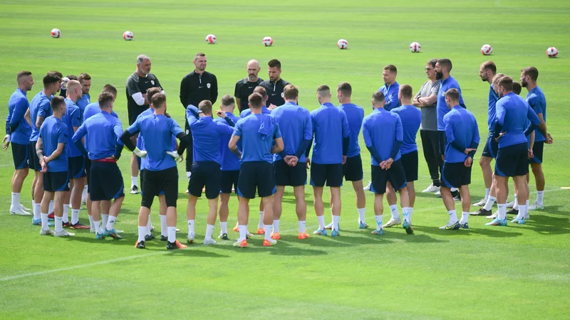 Fotografija: Boštjan Cesar je takole prvič nagovoril slovenske reprezentante pred treningom na Brdu. FOTO: NZS
