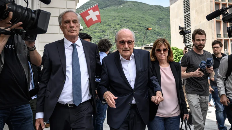 Fotografija: Sepp Blatter ob hčerki Corinne in odvetniku Lorenzu Erniju. FOTO: Fabrice Coffrini/AFP